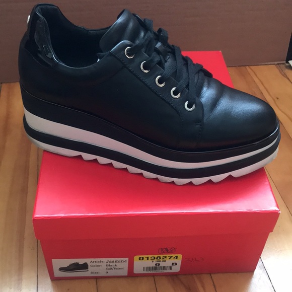 Laides stylish Wishbone (Brown’s)wedge shoes - Picture 2 of 4